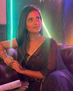 Ulka Gupta Instagram - The night when it all felt right 🖤
.
.
 #blacksaree #ulka