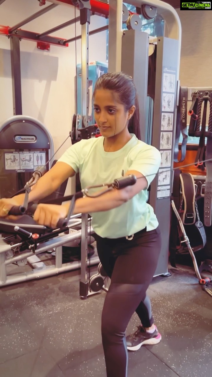 Ulka Gupta Instagram - 🏋️♀️ Training . . . Showing off my dry fit t-shirt and track from @ulltorofficial Congratulations @thesiddharthnigam 💪🏾 . Gym @transolthefitnessstudio