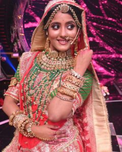 Ulka Gupta Instagram - Aa Ri Hain Chhori Marwadi 🥰 
Banni ✨
@starplus #ravivaarwithstarparivaar