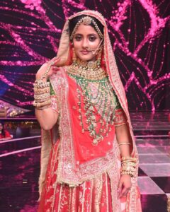 Ulka Gupta Instagram - Aa Ri Hain Chhori Marwadi 🥰 
Banni ✨
@starplus #ravivaarwithstarparivaar
