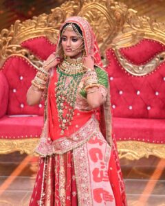 Ulka Gupta Instagram - Aa Ri Hain Chhori Marwadi 🥰 
Banni ✨
@starplus #ravivaarwithstarparivaar