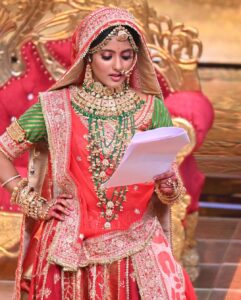 Ulka Gupta Instagram - Aa Ri Hain Chhori Marwadi 🥰 
Banni ✨
@starplus #ravivaarwithstarparivaar