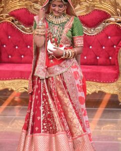 Ulka Gupta Instagram - Aa Ri Hain Chhori Marwadi 🥰 
Banni ✨
@starplus #ravivaarwithstarparivaar