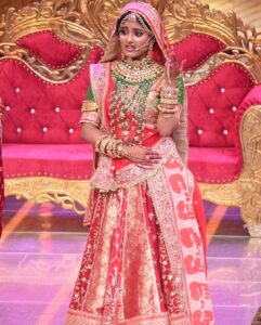 Ulka Gupta Instagram - Aa Ri Hain Chhori Marwadi 🥰 
Banni ✨
@starplus #ravivaarwithstarparivaar