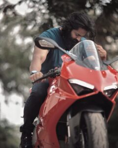 Unni Mukundan Instagram - Isn’t she red hot 😝 @suryadeva_ug 📸