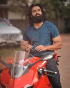 Unni Mukundan Instagram - Isn’t she red hot 😝 @suryadeva_ug 📸