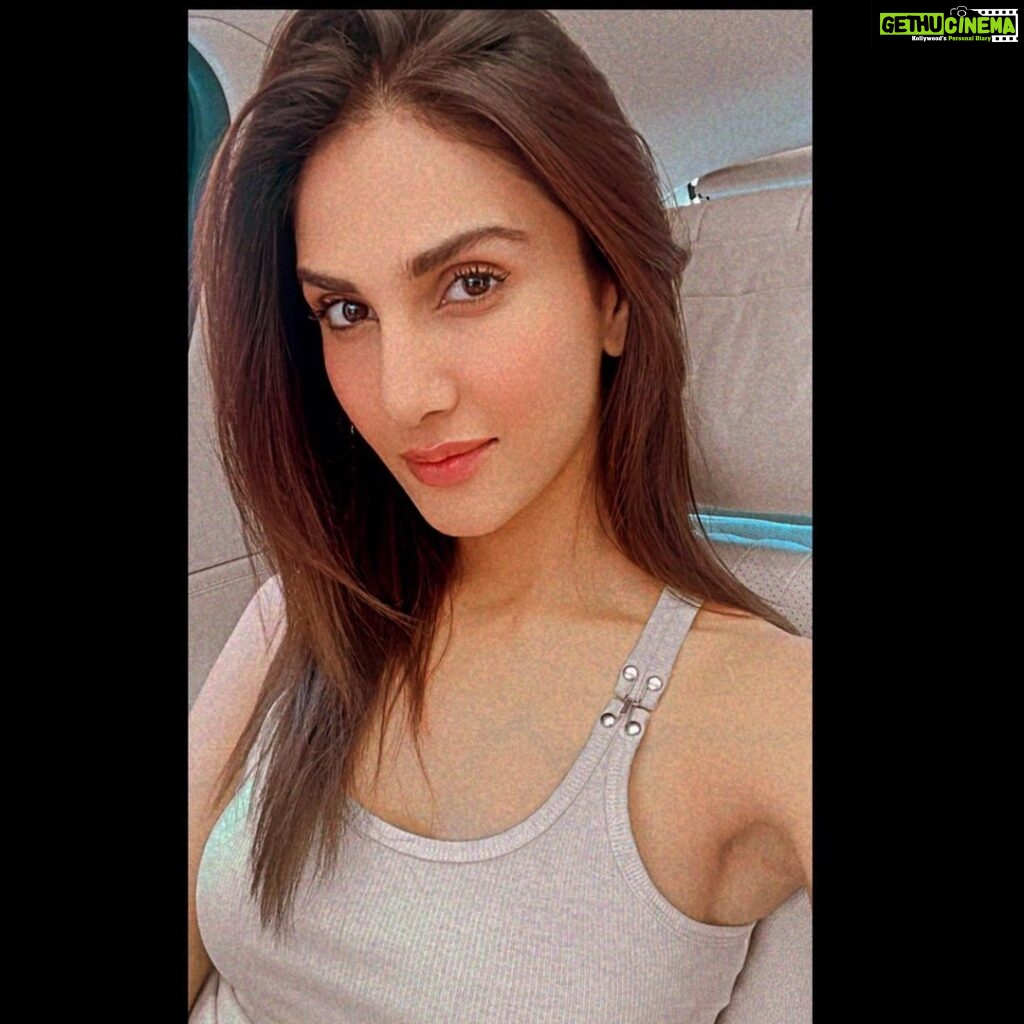 Vaani Kapoor Instagram - Meet me halfway ✈️