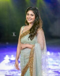 Vaibhavi Shandilya Instagram - Proud to be a member of the ZEE Kannada Family

Zee Kannada Kutumba Awards 2022

MUA - @vihana_stories 
Outfit/Stylist - @houseofhiya / @itshiyajolly 
PC - @vivid_snaps_art_n_photography 

Stay tuned for some more BTS content !!