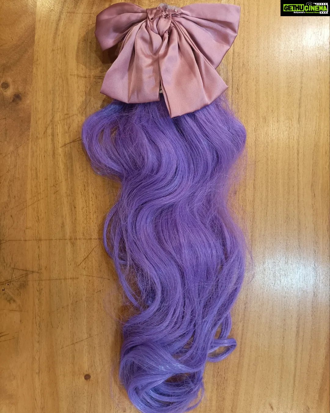 Vanitha Vijayakumar Instagram - Stoned bow clasp clips attached with hair extensions 🎀👧🏻🖤 swipe left to see the available colors🌈 Dm us for price & details📩 #vanithavijaykumarstudios #earring #crystal #stone #style #stylish #chennai #girl #ootd #outfit #clothing #brand #picoftheday #photooftheday #instafashion #instagood #instadaily #shopping #makeup #accessories #styleblogger #fashion #fashionblogger Khader Nawaz Khan Road