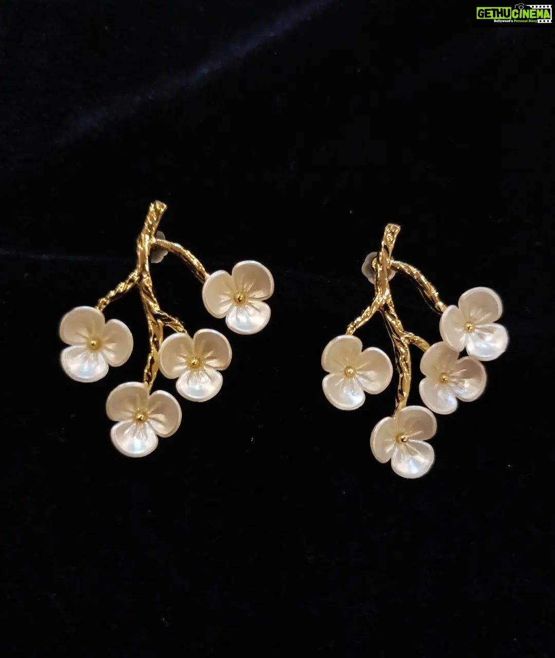 Vanitha Vijayakumar Instagram - 💥New Arrivals💥 Floral earring🌼swipe left to see the available designs🤳 Dm us for price & details📩 #vanithavijaykumarstudios #earring #crystal #stone #style #stylish #chennai #girl #ootd #outfit #clothing #brand #picoftheday #photooftheday #instafashion #instagood #instadaily #shopping #makeup #accessories #styleblogger #fashion #fashionblogger Khader Nawaz Khan Road