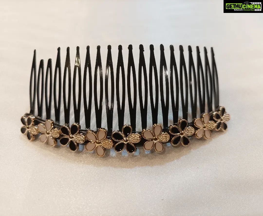 Vanitha Vijayakumar Instagram - 💥New Arrivals💥 flower & heartin comb clips🌼🖤🤍 swipe left to see the available colors🎨 Dm us for price & details📩 #vanithavijaykumarstudios #flower #clip #hair #style #stylish #chennai #girl #ootd #outfit #clothing #brand #picoftheday #photooftheday #instafashion #instagood #instadaily #shopping #makeup #accessories #styleblogger #fashion #fashionblogger Khader Nawaz Khan Road
