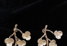Vanitha Vijayakumar Instagram - 💥New Arrivals💥 Floral earring🌼swipe left to see the available designs🤳 Dm us for price & details📩 #vanithavijaykumarstudios #earring #crystal #stone #style #stylish #chennai #girl #ootd #outfit #clothing #brand #picoftheday #photooftheday #instafashion #instagood #instadaily #shopping #makeup #accessories #styleblogger #fashion #fashionblogger Khader Nawaz Khan Road
