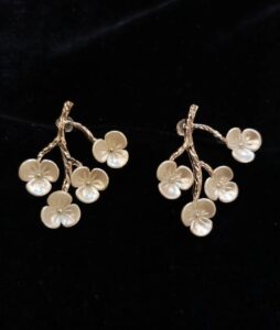 Vanitha Vijayakumar Instagram - 💥New Arrivals💥 Floral earring🌼swipe left to see the available designs🤳 Dm us for price & details📩 #vanithavijaykumarstudios #earring #crystal #stone #style #stylish #chennai #girl #ootd #outfit #clothing #brand #picoftheday #photooftheday #instafashion #instagood #instadaily #shopping #makeup #accessories #styleblogger #fashion #fashionblogger Khader Nawaz Khan Road