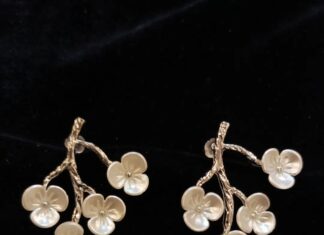 Vanitha Vijayakumar Instagram - 💥New Arrivals💥 Floral earring🌼swipe left to see the available designs🤳 Dm us for price & details📩 #vanithavijaykumarstudios #earring #crystal #stone #style #stylish #chennai #girl #ootd #outfit #clothing #brand #picoftheday #photooftheday #instafashion #instagood #instadaily #shopping #makeup #accessories #styleblogger #fashion #fashionblogger Khader Nawaz Khan Road