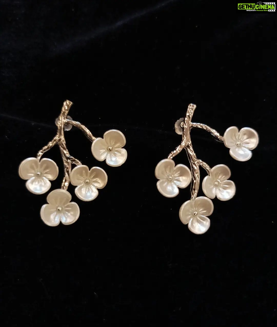 Vanitha Vijayakumar Instagram - 💥New Arrivals💥 Floral earring🌼swipe left to see the available designs🤳 Dm us for price & details📩 #vanithavijaykumarstudios #earring #crystal #stone #style #stylish #chennai #girl #ootd #outfit #clothing #brand #picoftheday #photooftheday #instafashion #instagood #instadaily #shopping #makeup #accessories #styleblogger #fashion #fashionblogger Khader Nawaz Khan Road