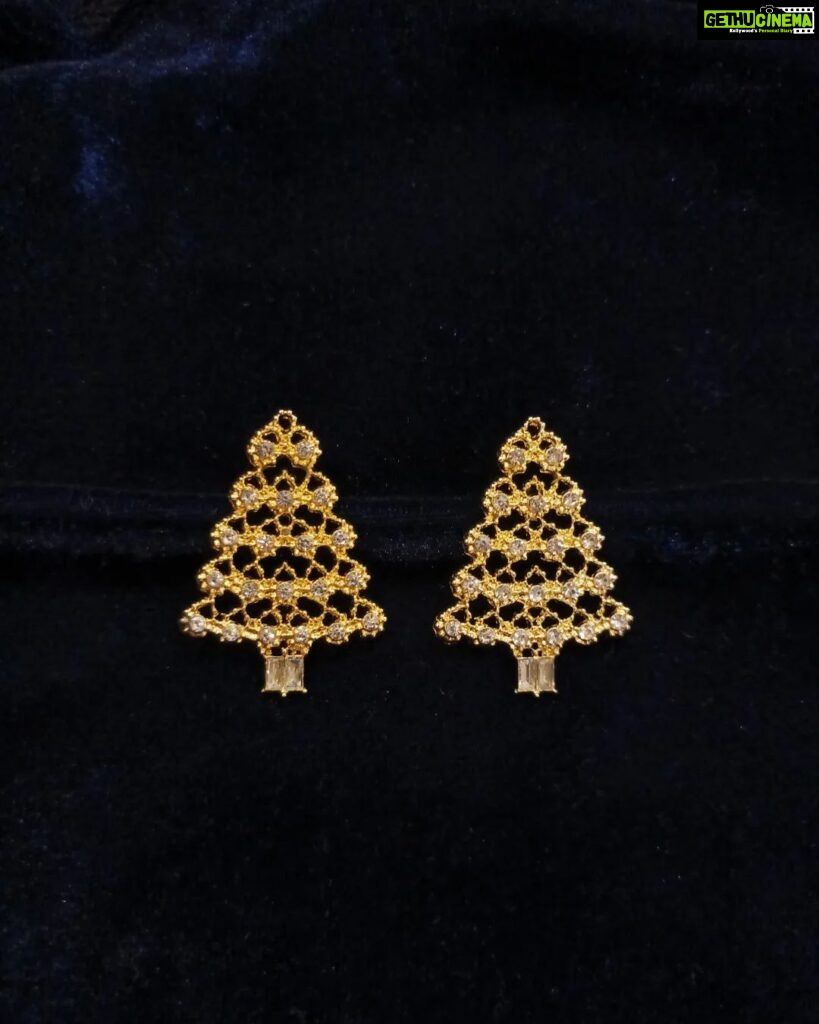 Vanitha Vijayakumar Instagram - 🎅🏻Christmas collections🎅🏻 Christmas tree earrings🎄swipe left to see the available colors🌈 Dm us for price & details📩 #vanithavijaykumarstudios #christmas #earring #christmastree #christmasdecor #christmasiscoming #christmasgifts #style #stylish #chennai #girl #ootd #outfit #clothing #brand #picoftheday #photooftheday #instafashion #instagood #instadaily #shopping #makeup #accessories #styleblogger #fashion #fashionblogger Khader Nawaz Khan Road