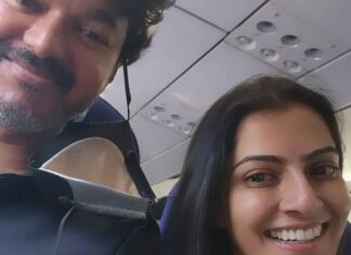 Varalaxmi Sarathkumar Instagram - Never had such a good flight to hyd...haha my favoriteeeeeeee #Thalapathy #vijay right next to me..whaatteew day...thank u @jagadish_palanisamy heheheh....so much fun...ludo..laughter..chit chat..perfect flight..perfect day.. Once a #thalapathyfan allways a #thalapathyfans #thalapathyvijay #varisu #catchingup #flight #fangirl Hyderabad