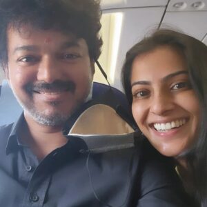 Varalaxmi Sarathkumar Instagram - Never had such a good flight to hyd...haha my favoriteeeeeeee #Thalapathy #vijay  right next to me..whaatteew day...thank u @jagadish_palanisamy heheheh....so much fun...ludo..laughter..chit chat..perfect flight..perfect day..
Once a #thalapathyfan allways a #thalapathyfans

#thalapathyvijay #varisu #catchingup #flight #fangirl