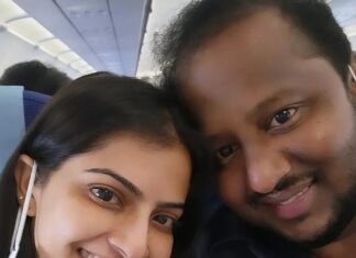 Varalaxmi Sarathkumar Instagram - Never had such a good flight to hyd...haha my favoriteeeeeeee #Thalapathy #vijay right next to me..whaatteew day...thank u @jagadish_palanisamy heheheh....so much fun...ludo..laughter..chit chat..perfect flight..perfect day.. Once a #thalapathyfan allways a #thalapathyfans #thalapathyvijay #varisu #catchingup #flight #fangirl Hyderabad