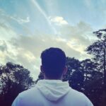 Varun Tej Instagram – Sky gazing!

#london🇬🇧