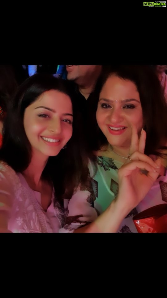Vedhika Instagram - What a splendid musical night πΆπ·πΊ π the legend #rahatfatehalikhan Thank you @priagarwal for a memorable evening β£ #Dubai Raffles The Palm Dubai