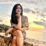 Vimala Raman Instagram - Where the sun kisses the beach 😘 🌅 . . . #sunsets #bali #indonesia #beach #tropical #traveldiaries #rockbarbali #beauty #actor #actress #vimalaraman #lifeisbeautiful Rock Bar, BALI