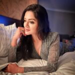 Vimala Raman Instagram – A little #impromptu shoot with my most fav and super talented @rajsuri on the iphone 📲😎❤️
.
.
.
#shoot #indoors #shootoniphone #rajsuri #missindiaaustralia #mia #mentor #candid #insheike #sheike #sheikestyle  #actorslife #bedtime #bed #room #metallic #actor #actress #vimalaraman