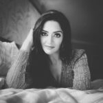 Vimala Raman Instagram - Caption this 🧚‍♀️ Shot by the best @rajsuri ❤️@rajsuritraining @missindiaaus . . . #shootoniphone #shoot #impromptu #missindiaaustralia #rajsuri #picoftheday #missindiaaus #aussieindian #love #bw #shangrila #blackandwhite #sheikestyle #actor #actress #vimalaraman