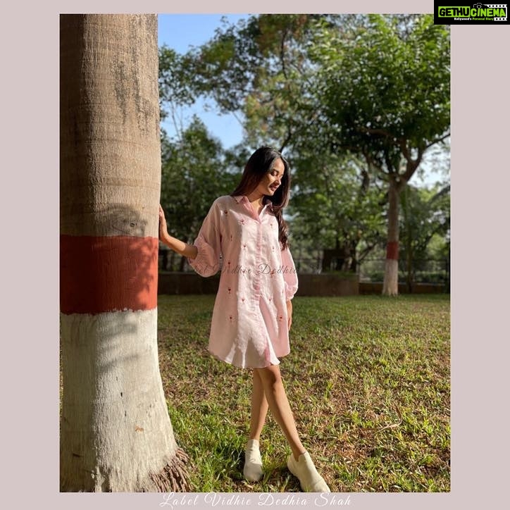 Virti Vaghani Instagram - Why hunt for a wine when you can wear one ! In love with this perfect date sheek dress filled with love and Romance 🍷 @label_vidhiededhia_shah