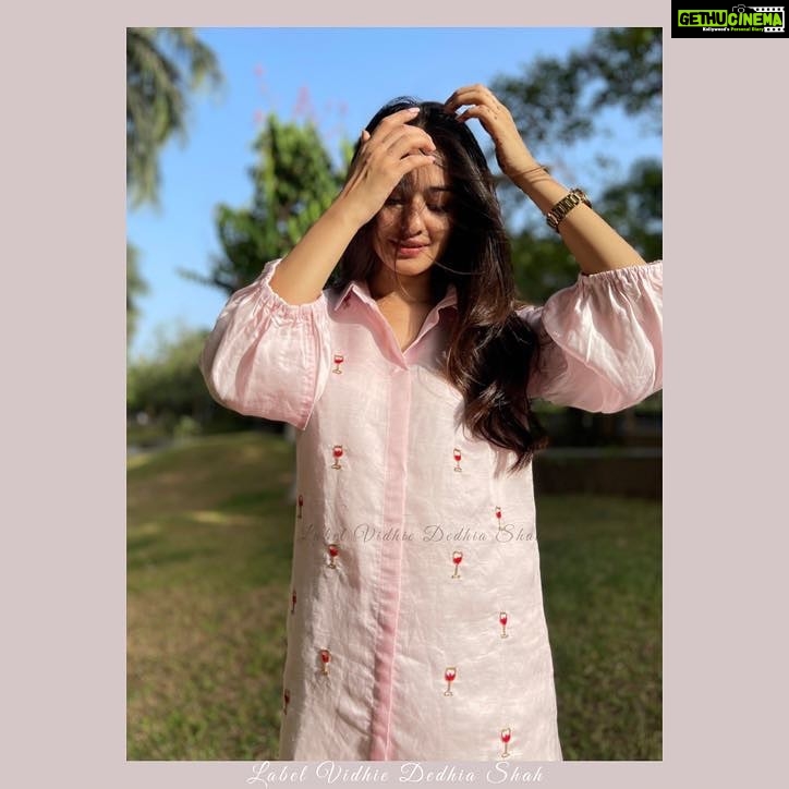 Virti Vaghani Instagram - Why hunt for a wine when you can wear one ! In love with this perfect date sheek dress filled with love and Romance 🍷 @label_vidhiededhia_shah