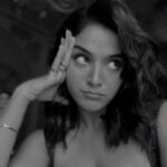 Wamiqa Gabbi Instagram - Tussi naa labde kitte janaab 👀 . P.S. I know I’m late to this @ap.dhillxn ‘s party song reel 🙈🤘🏽