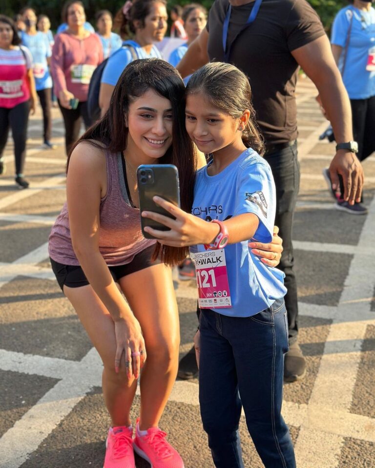 Warina Hussain Instagram - I had a very exhilarating Sunday morning at the Skechers Mumbai Walkathon 2022! 🏃🏻‍♀️ I felt charged up to walk and participate in the 3 Kms category and be a part of this great initiative by @Skechersindia that brought Mumbaikars and this city to walk together. The energy of the crowd was just outstanding!!! #GoWalkMumbai #SkechersIndia