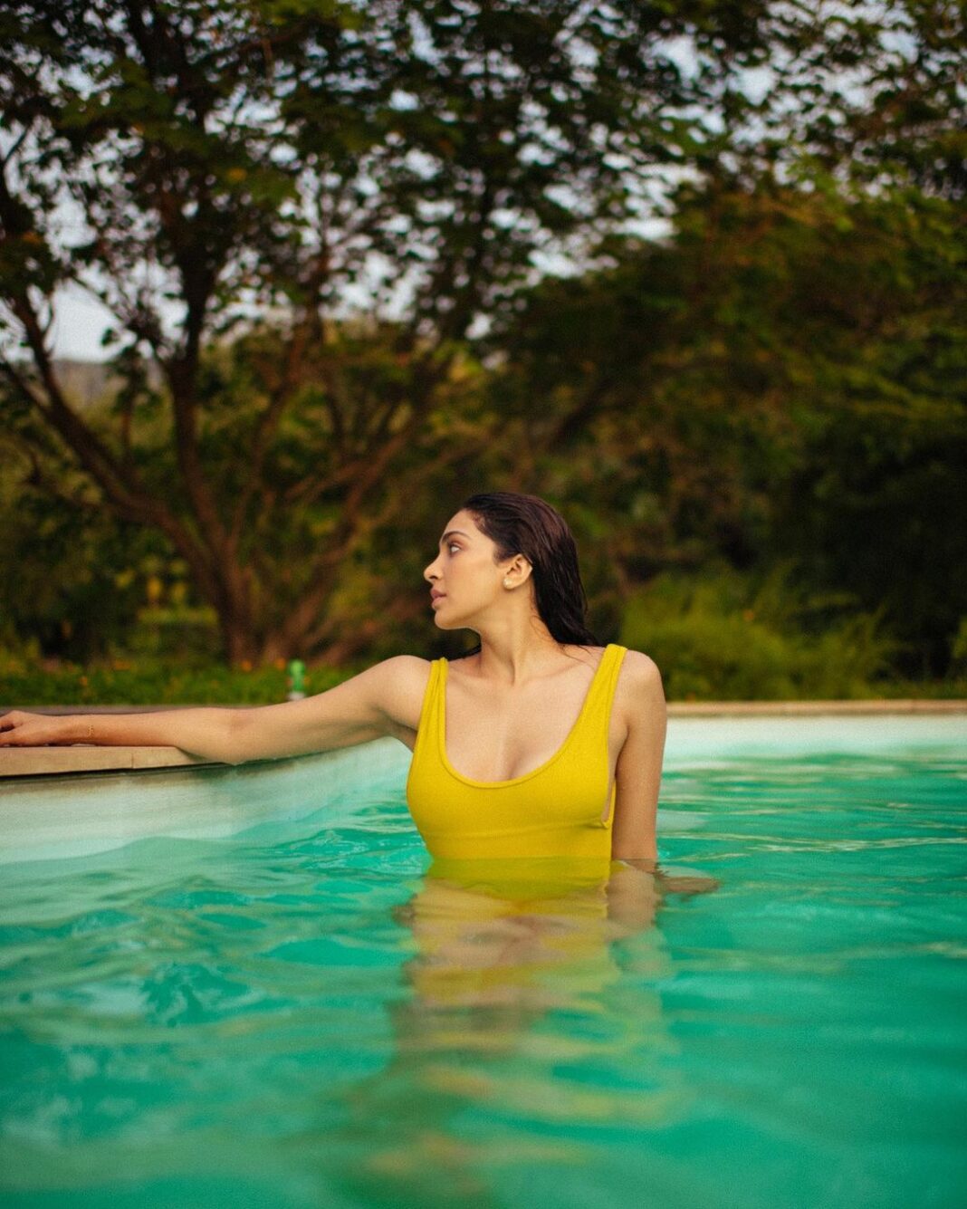 Yogita Bihani Instagram - not yours to catch 🐠 @bharat_rawail @rashmitathapa @ritickasjalan 📍 @beyond.alibag