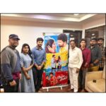 Aadhirai Soundarajan Instagram – We are happy to launch our first look posters of “Osara Kadhal” album song with the blessings of National Award Winner Producer KALAIPULI S  DHANU @thevcreation sir. He watched our music video in his private screening theatre and appreciated the entire crew! And special thanks to Nithya Mam loyala college staff😇
We are happy to share it with you all❣

Cast & Crew 

Production : @kingpictures567
Producer : @gowri.sankar sir.
Cast : @vasanth_vasi @aadhirai_soundararajan
Director : @harri_prakash
Music : @rajaravivarma_samy @iamchakudu 
Cinematography : @m.s.sathish_dop
Choreography : @aakash_1011
Edit : @ajaymanoj_mj
Singers : @vijay_krishnna @koshycherry
Lyrics : @imgokulyuvaraj @harri_prakash @iamchakudu
Direction team : @danush_narayan @moha_mohan96
Asst cinematography : @srikanth_dop
@cinema_scientist
joker_studio
Casting director : @jeffreypaulll
Pro : @shiekpro
Heroine Make up : @preethijerlin
Hero Make up : @a5_mens_grooming_studio
Hero Outfit : @walking_street__
#osarakadhal from Diwali💥

#aadhiraisoundararajan #vasanthvasi #vcreations #kalaipulisthanu #nationalawardwinner #album #albumsong #independentmusic #tamilmusic #tamilsongs #tamilcinema #youtuberelease #diwalirelease #staytuned #kollywoodactress #kollywood #kollywoodcinema #musicvideo #kollywoodcinemasong