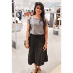 Aadhirai Soundarajan Instagram - ❣️ #aadhiraisoundararajan #shopping #vrmall #chennai #chennaishopping #chennaishoppingmall #fashion #styleoftheday #styling #H&M