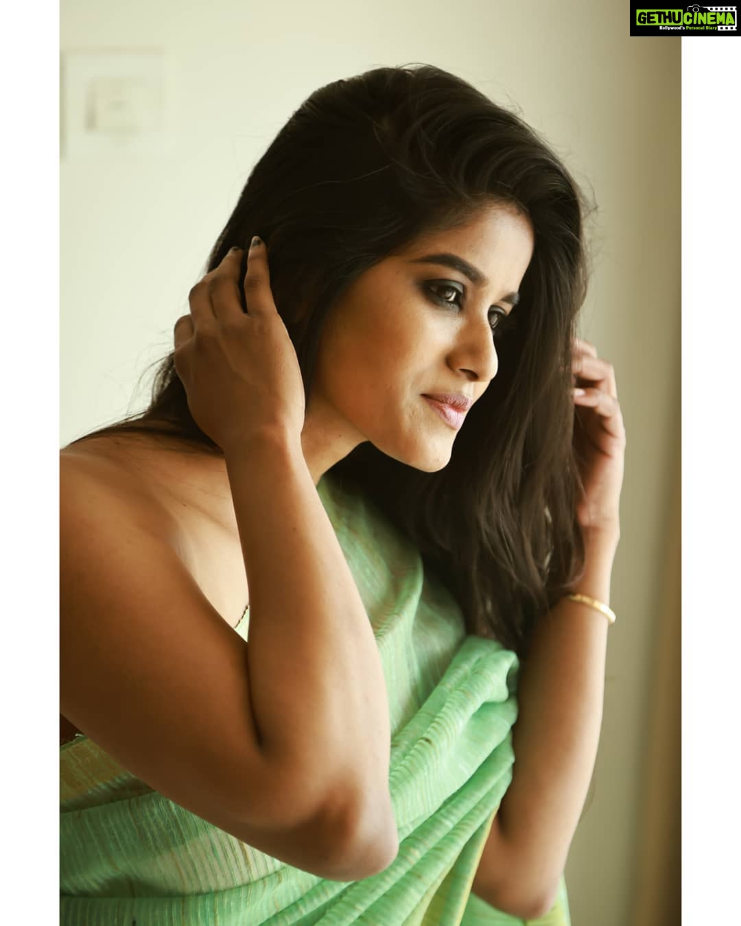Aadhirai Soundarajan Instagram - Everything Has Beauty, But Not Everyone Sees It❤ Costume : @_penmai_ Photography : @cinematographer_gautham #aadhiraisoundararajan #bigil #minnoli #sareeseries #sareelove #saree #green #kollywoodactress #kollywood #kollywoodcinema #tamilcinema #tamilfilmindustry #actorslife #acting #beauty #traditional #traditionalwear