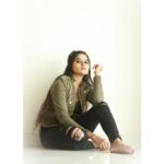 Aadhirai Soundarajan Instagram - 👊😏 Photography : @cinematographer_gautham #aadhiraisoundararajan #bigil #minnoli #tamilfilmindustry #tamilcinema #kollywoodactress #kollywood #kollywoodcinema #fashionstyle #fashion #stylish #styling