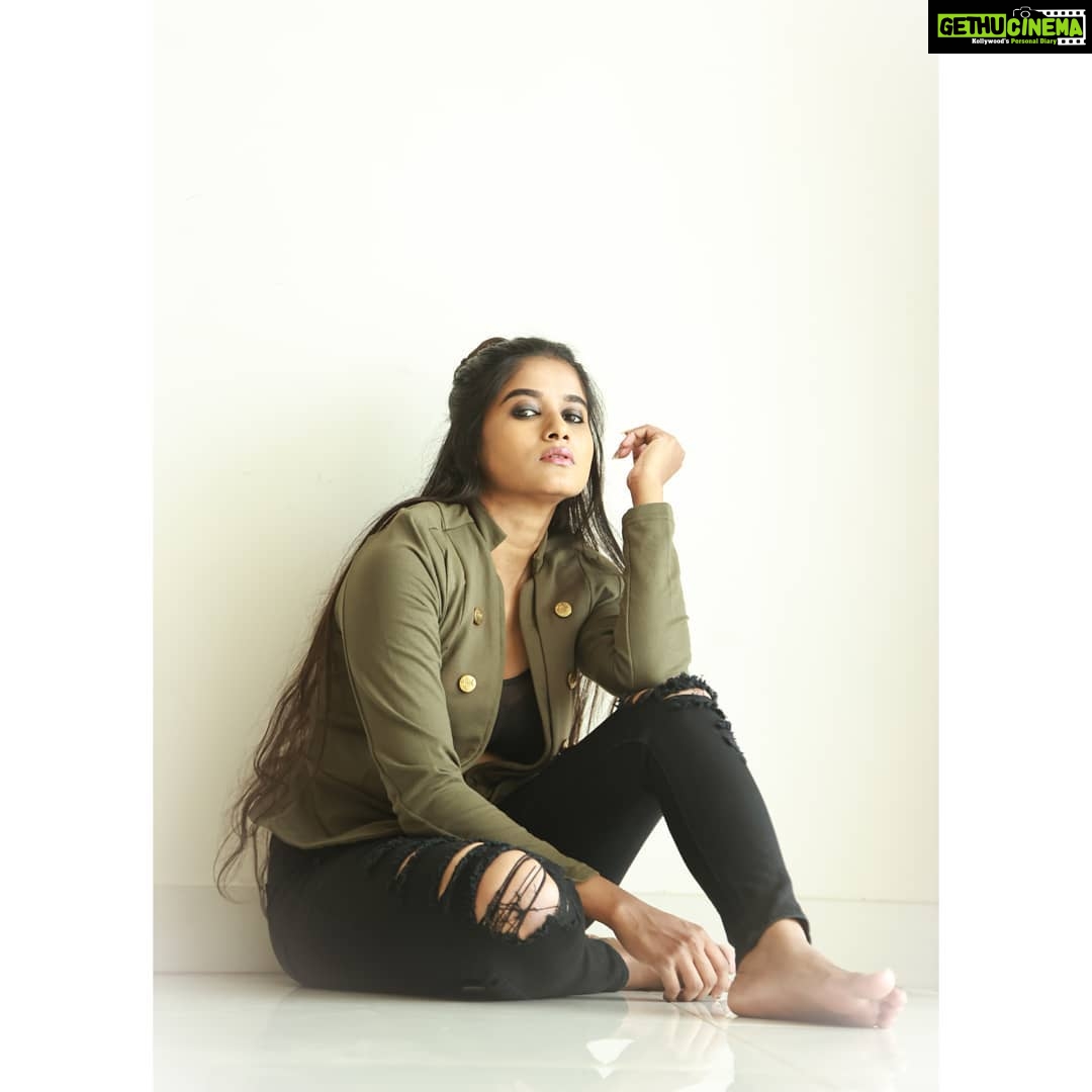Aadhirai Soundarajan Instagram - ππ Photography : @cinematographer_gautham #aadhiraisoundararajan #bigil #minnoli #tamilfilmindustry #tamilcinema #kollywoodactress #kollywood #kollywoodcinema #fashionstyle #fashion #stylish #styling