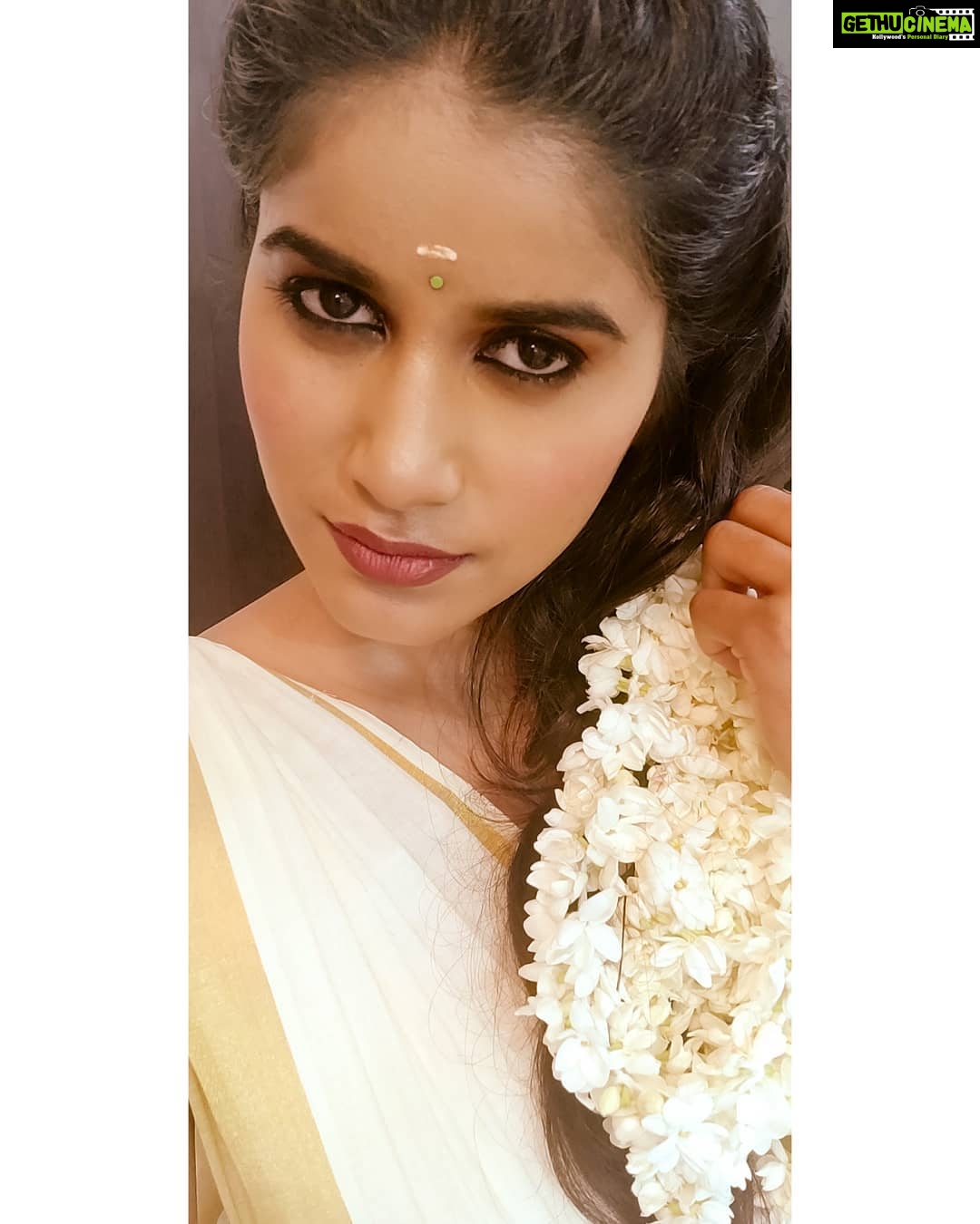 Aadhirai Soundarajan Instagram - Don't look into my eyes because they gonna curse you to love me more✨ . . . . #aadhiraisoundararajan #minnoli #sareelove #kollywoodactress #kollywood #tamilcinema #cinemalover #cinema #actorslife #tamilfilmindustry #findyourself #loveyourself #live #love #dream #achieve #bestrong #tamilponnu #loveforcinema #loveforflowers #mallipoo #flowers #beautiful #eyes