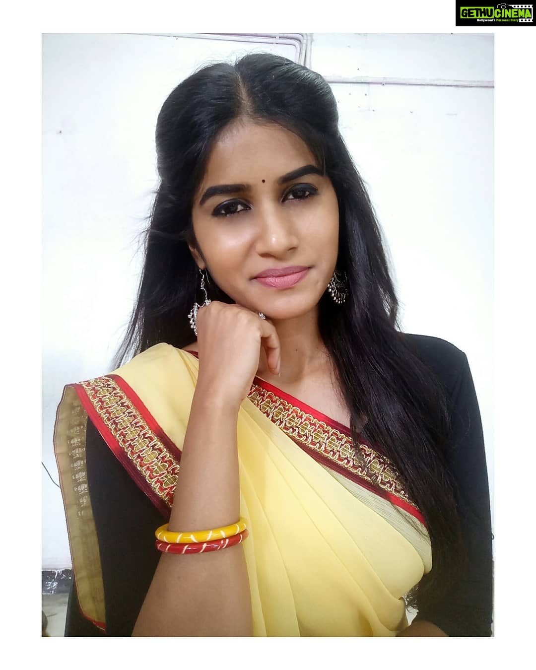 Aadhirai Soundarajan Instagram - Whatever you are, be a good one💛 . . . . #aadhiraisoundararajan #thinkpositive #bepositive #nevergiveup #keepgoing #loveyourself #sareelove #saree #kollywoodactress #kollywood #cinema #tamilcinema #actorslife #tamilculture #traditional #look