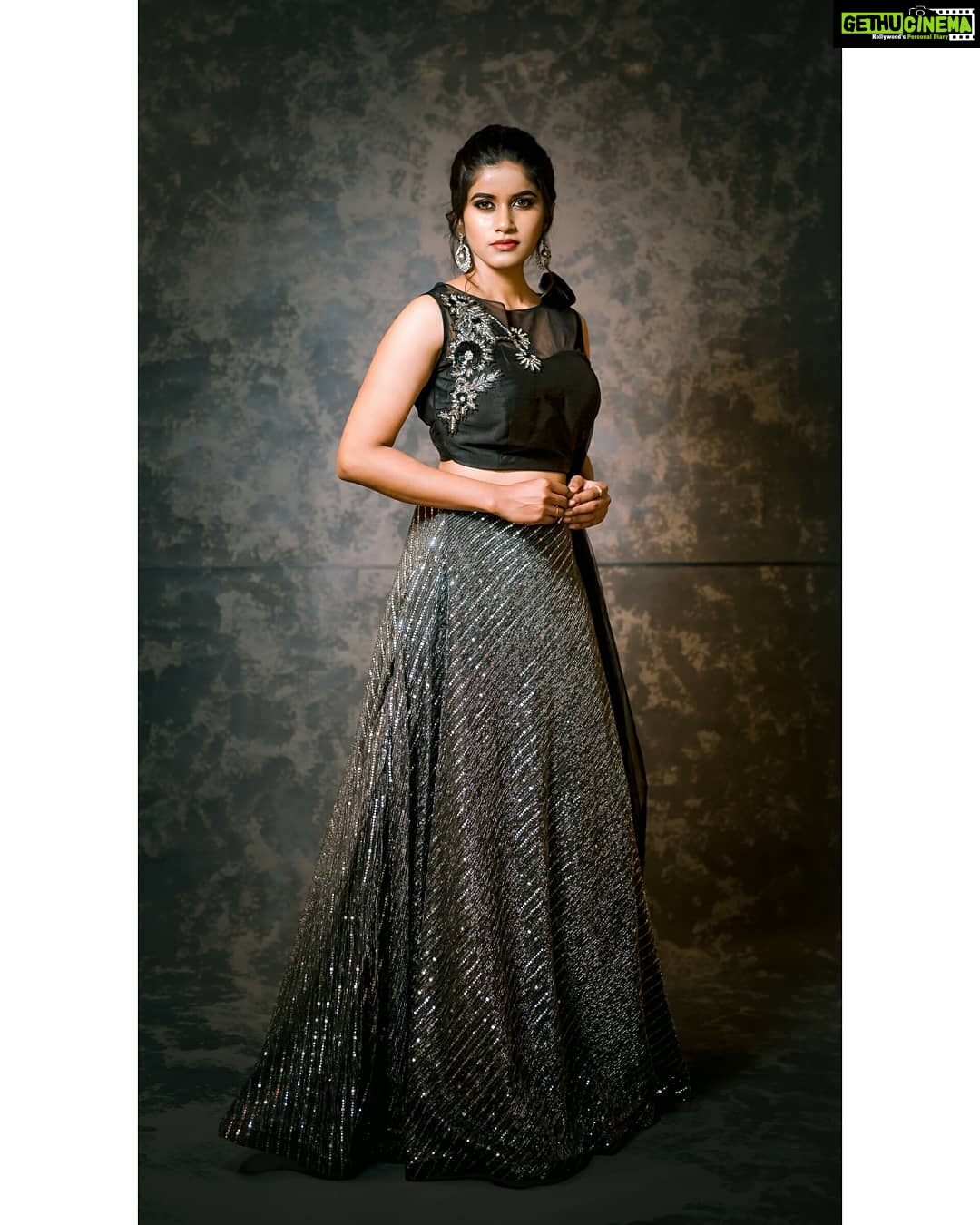 Aadhirai Soundarajan Instagram - #abiramiawards2020 . . . Costume : @manamchennai H & M : @vurvesalon @50shadesofpam_ @kalpirai1333 Jewelry : @fineshinejewels Photography : @parvathamsuhasphotography