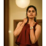 Aadhirai Soundarajan Instagram – Happy Christmas Nanbaa🎅 It’s celebratory time with @danielwellington Get 20% off when buying two or more products. You can also use my code DWXAADHIRAI to get an additional 15% off. #dwforeveryone #danielwellington
.
.
.
PC : @cinematographer_gautham 
#actorslife #tamilactress #tamilcinema #kollywoodactress #kollywoodlove #kollywood #photography #love #danielwellingtonwatches #photoshoot #aadhiraisoundararajan