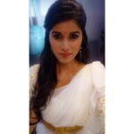 Aadhirai Soundarajan Instagram - #bigilaudiolaunch Wardrobe: @monzasbymonishaashwin Makeup and Styling: @anuleenamol HairDo: @sumitra_rai10 Special thanks to @vurvesalon #bigilaudiolaunchonsuntv #thalapathyspeech
