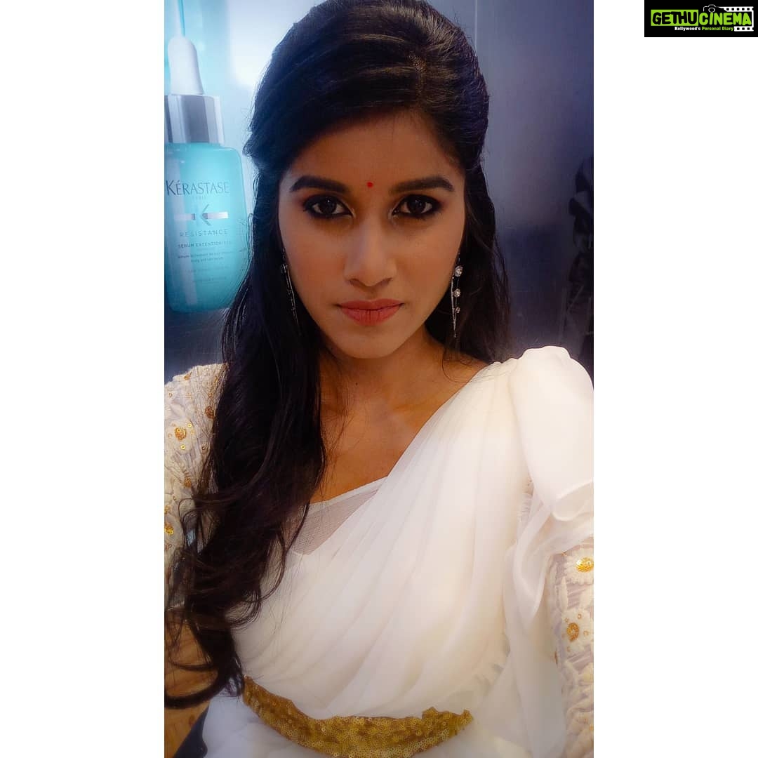 Aadhirai Soundarajan Instagram - #bigilaudiolaunch Wardrobe: @monzasbymonishaashwin Makeup and Styling: @anuleenamol HairDo: @sumitra_rai10 Special thanks to @vurvesalon #bigilaudiolaunchonsuntv #thalapathyspeech