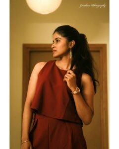 Aadhirai Soundarajan Instagram - Happy Christmas Nanbaa🎅 It\'s celebratory time with @danielwellington Get 20% off when buying two or more products. You can also use my code DWXAADHIRAI to get an additional 15% off. #dwforeveryone #danielwellington
.
.
.
PC : @cinematographer_gautham 
#actorslife #tamilactress #tamilcinema #kollywoodactress #kollywoodlove #kollywood #photography #love #danielwellingtonwatches #photoshoot #aadhiraisoundararajan