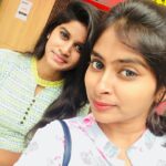 Aadhirai Soundarajan Instagram – 👭Yentha pic post panrathunu therila athan multiple💁 #selfies #bffgoals #shoppingmall #only #windowshopping 😁😅😉 #fun #enjoyed Brookefields Shopping mall