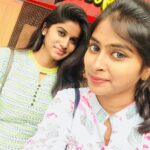 Aadhirai Soundarajan Instagram – 👭Yentha pic post panrathunu therila athan multiple💁 #selfies #bffgoals #shoppingmall #only #windowshopping 😁😅😉 #fun #enjoyed Brookefields Shopping mall