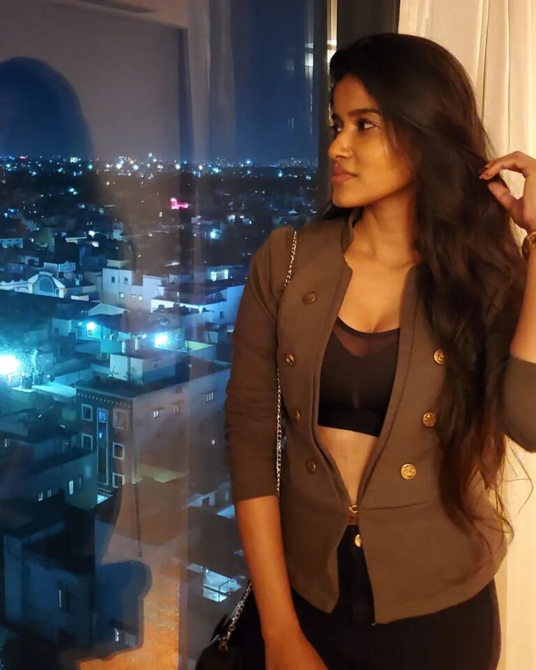 Aadhirai Soundarajan Instagram - Hey❤ #aadhiraisoundararajan #actress #actresslife #weekend #weekendvibes #chennai #tamilactress #kollywoodactress #tamilcinema #kollywood #tollywoodactress #tollywood #sunday #sundayfunday #view #chennaicity #life #love #happiness #girl #jeans #jacket #nightout #nightlife #model #modellife #insta #instafashion #followforfollowback Chennai, India