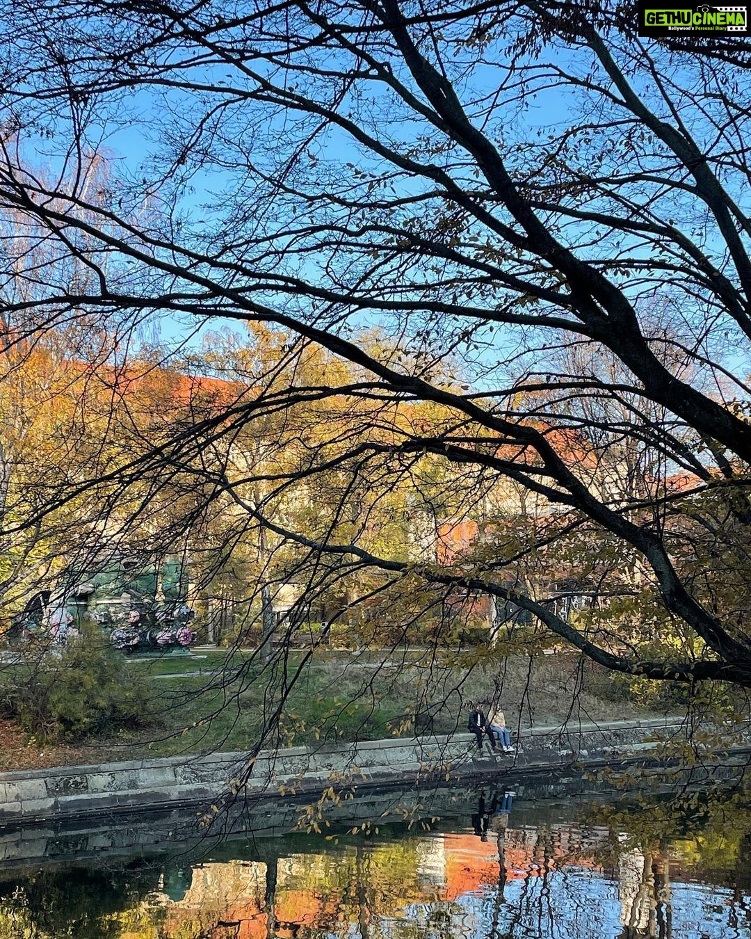 Aditi Chengappa Instagram - This is why I love living in this city, all the buzzing lights and tall buildings but infinite green spaces to find peace in 🍁🍂 . . . #autumn #herbst #fallcolors #berlin #deutschland #berlinliebe #iphone12 Berlin, Germany