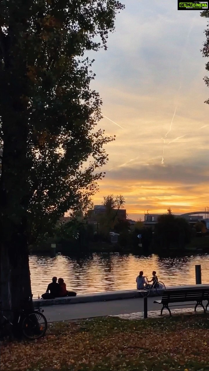Aditi Chengappa Instagram - Magic hour ✨ . . . #romance #romantic #aesthetic #aesthetics #berlin #mitte #herbst #autumn #berlinstreets #relax #relaxing #reels Bezirk Mitte